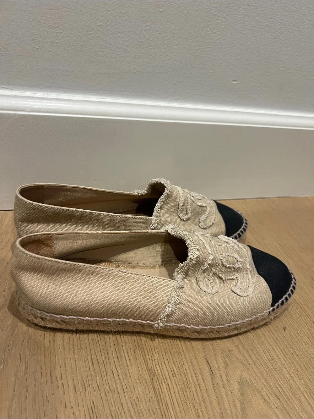 CHANEL Beige Canvas Espadrilles with Black Cap Toe and Signature CC SIZE 39
